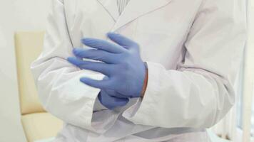 médico usa especial desechable estéril guantes video