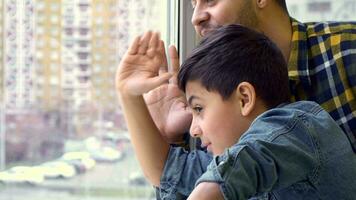 Junge und seine Vater Welle aus das Fenster video