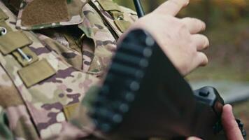 nos exército soldado suspensão uma walkietalkie em dele uniforme video