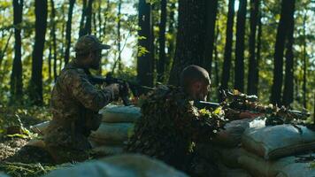 un francotirador y un guardián de infantería posición sí mismos en un búnker en el bosque video