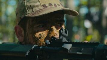 enmascarado soldado tomando objetivo con asalto rifle video
