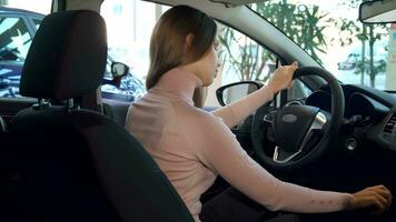 mulher mostra polegar acima dentro a carro video