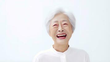 cerca arriba foto de un 80 años chino mujer riendo con Alzheimer enfermedad en blanco antecedentes. generativo ai