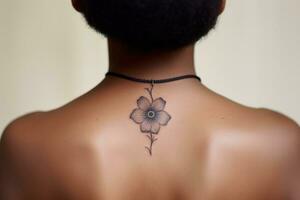 cerca arriba de un pequeño hierba mora flor tatuaje dentro un circulo en un espalda de el cuello de un mujer. un delicado y femenino diseño. generativo ai foto