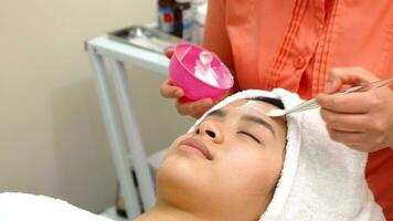 kosmetolog gäller ansiktsbehandling mask kvinna ansikte video
