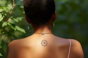 cerca arriba de un pequeño hierba mora flor tatuaje dentro un circulo en un espalda de el cuello de un mujer. un delicado y femenino diseño. generativo ai foto