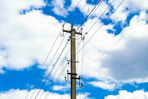 Poste eléctrico de potencia con cable de línea sobre fondo de color cerrar foto