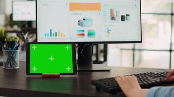 zakenvrouw herzien digitaal tablet met groene scherm sjabloon in coworking ruimte, werken Aan begroting ontwikkeling. werknemer analyseren geïsoleerd blanco mockup sjabloon Aan apparaatje Scherm. video