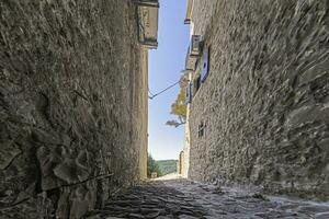 imagen desde el pueblo de Groznjan con idílico adoquinado calles y edificios hecho de natural Roca foto