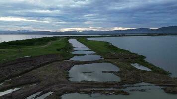 aéreo ver de limbo lago, gorontalo- Indonesia. nuevo la carretera a lo largo del lago borde toma forma video