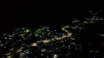 aereo Visualizza di traffico flusso a notte. il cielo era buio come traffico scorreva giù il autostrada video