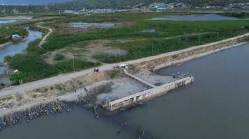 Antenne Aussicht von Boot Docks entlang Schwebe See, gorontalo Provinz, Indonesien video