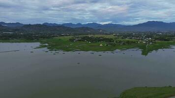 antenne visie van limbo meer, gorontalo- Indonesië. nieuw weg langs meer rand duurt vorm video