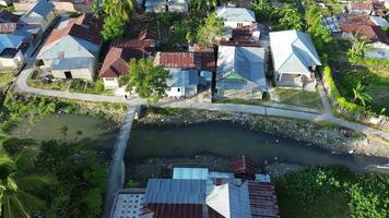 aérien vue de le maison par le rivière video