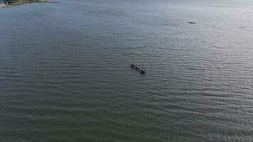 aereo Visualizza di un' pescatore su il suo barca nel il lago video