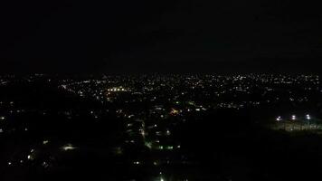 aéreo Visão do residencial áreas dentro a cidade do gorontalo às noite. estrada às noite video