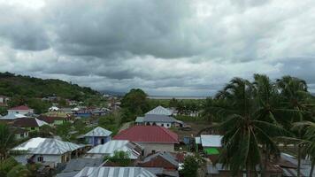 aéreo Visão do assentamentos ao longo a rio. Visão do residencial áreas dentro a província do gorontalo, Indonésia video