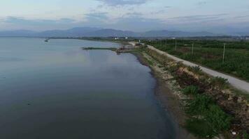 antenne visie van limbo meer, gorontalo- Indonesië. nieuw weg langs meer rand duurt vorm video