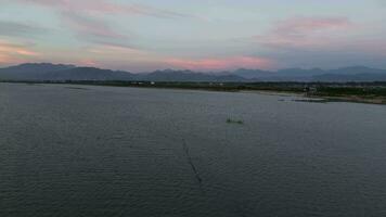 aereo Visualizza di un' pescatore su il suo barca nel il lago video