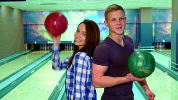 jongen en meisje beurt gezicht naar gezicht Bij de bowling video