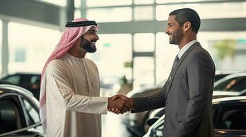 emirati empresario en Emiratos Árabes Unidos tradicional hablando apretón de manos con un comerciante en el coche sala de exposición ai generativo foto