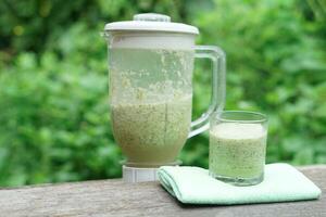 vaso de zalamero mezclado vegetales desde jardín. concepto, sano bebida desde orgánico agricultura cultivos. bebida zalamero mezclado verduras a detener cáncer células y desintoxicación foto