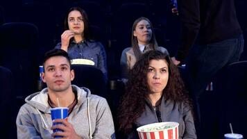 hombre toma su sitio a el película teatro video