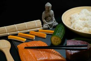 diferentes tipos de sushi de marisco asiático en una pizarra foto