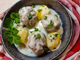 Koenigsberger klopse albóndigas y patatas con alcaparras salsa tradicional alemán cocina foto