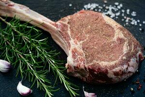 bistec tomahawk con hierbas y especias foto