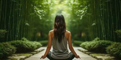 espalda ver imagen de increíble concentrado joven Deportes mujer en un tranquilo jardín meditar, ai generativo foto