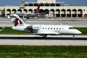 negocio chorro pasajero avión a aeropuerto. corporativo vuelo viajar. aviación y aeronave. VIP transporte. empresa y sociedad transporte. mosca y volador. foto