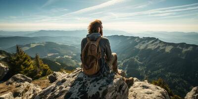 hombre viajero en montaña cumbre disfrutando naturaleza generativo ai foto