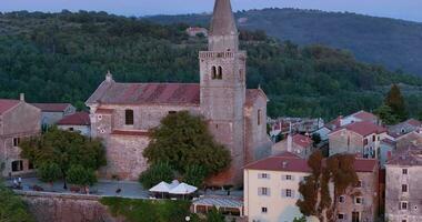 fuco panorama al di sopra di il storico artisti' cittadina di grosignana nel centrale istria a tramonto video