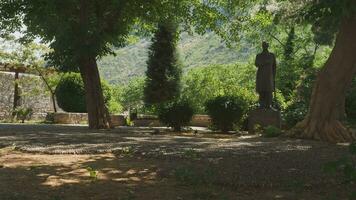 tons debaixo árvores às Aleksa santo monumento, mais, bósnia, estabelecendo tiro video