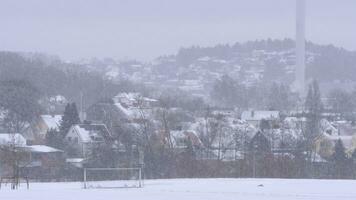 lourd chute de neige villa quartier sur une colline, résister hiver temps scène video