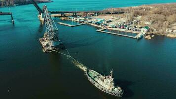 vista aerea dall'alto di una nave da carico intelligente che trasporta container e funziona molto velocemente per esportare merci dal porto del cantiere container a una linea di contrassegno nell'oceano con una grande nave molto veloce. video