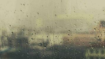 abstrakt bakgrund av regndroppar på fönster i regnig dag video