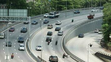 pétalo jaya, Malasia en mayo 8, 2023. la carretera condiciones de pique Autopista e23 cerca fileo damasara mrt estación. damasara enlace. eso es uno de el mas ocupado autopistas durante prisa hora video