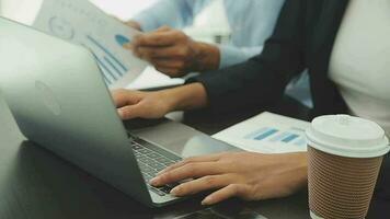 bedrijf team samenwerking bespreken werken analyseren met financieel gegevens en afzet groei verslag doen van diagram in team, presentatie en brainstorming naar strategie planning maken winst van bedrijf. video