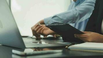 colaboración del equipo de negocios discutiendo el análisis de trabajo con datos financieros y gráficos de informes de crecimiento de marketing en equipo, presentación y lluvia de ideas para la planificación estratégica obteniendo ganancias de la empresa. video