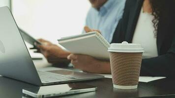 attività commerciale squadra collaborazione discutere Lavorando analizzando con finanziario dati e marketing crescita rapporto grafico nel squadra, presentazione e di brainstorming per strategia pianificazione fabbricazione profitto di azienda. video