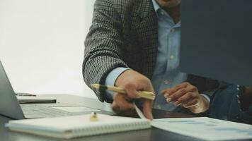 företag team samarbete diskuterar arbetssätt analyserar med finansiell data och marknadsföring tillväxt Rapportera Graf i team, presentation och brainstorming till strategi planera framställning vinst av företag. video