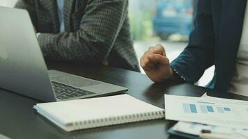 företag team samarbete diskuterar arbetssätt analyserar med finansiell data och marknadsföring tillväxt Rapportera Graf i team, presentation och brainstorming till strategi planera framställning vinst av företag. video
