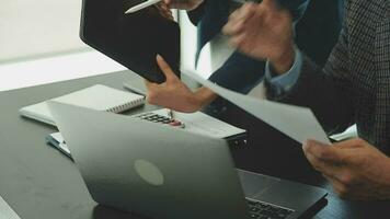 företag team samarbete diskuterar arbetssätt analyserar med finansiell data och marknadsföring tillväxt Rapportera Graf i team, presentation och brainstorming till strategi planera framställning vinst av företag. video