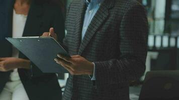 företag team samarbete diskuterar arbetssätt analyserar med finansiell data och marknadsföring tillväxt Rapportera Graf i team, presentation och brainstorming till strategi planera framställning vinst av företag. video