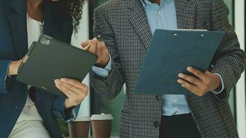 Zusammenarbeit von Geschäftsteams, Diskussion der Arbeit, Analyse mit Finanzdaten und Marketing-Wachstumsberichtsgrafik im Team, Präsentation und Brainstorming zur Strategieplanung, um vom Unternehmen zu profitieren. video