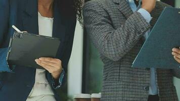 Zusammenarbeit von Geschäftsteams, Diskussion der Arbeit, Analyse mit Finanzdaten und Marketing-Wachstumsberichtsgrafik im Team, Präsentation und Brainstorming zur Strategieplanung, um vom Unternehmen zu profitieren. video