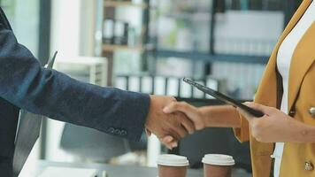 företag team samarbete diskuterar arbetssätt analyserar med finansiell data och marknadsföring tillväxt Rapportera Graf i team, presentation och brainstorming till strategi planera framställning vinst av företag. video