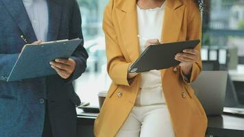 företag team samarbete diskuterar arbetssätt analyserar med finansiell data och marknadsföring tillväxt Rapportera Graf i team, presentation och brainstorming till strategi planera framställning vinst av företag. video